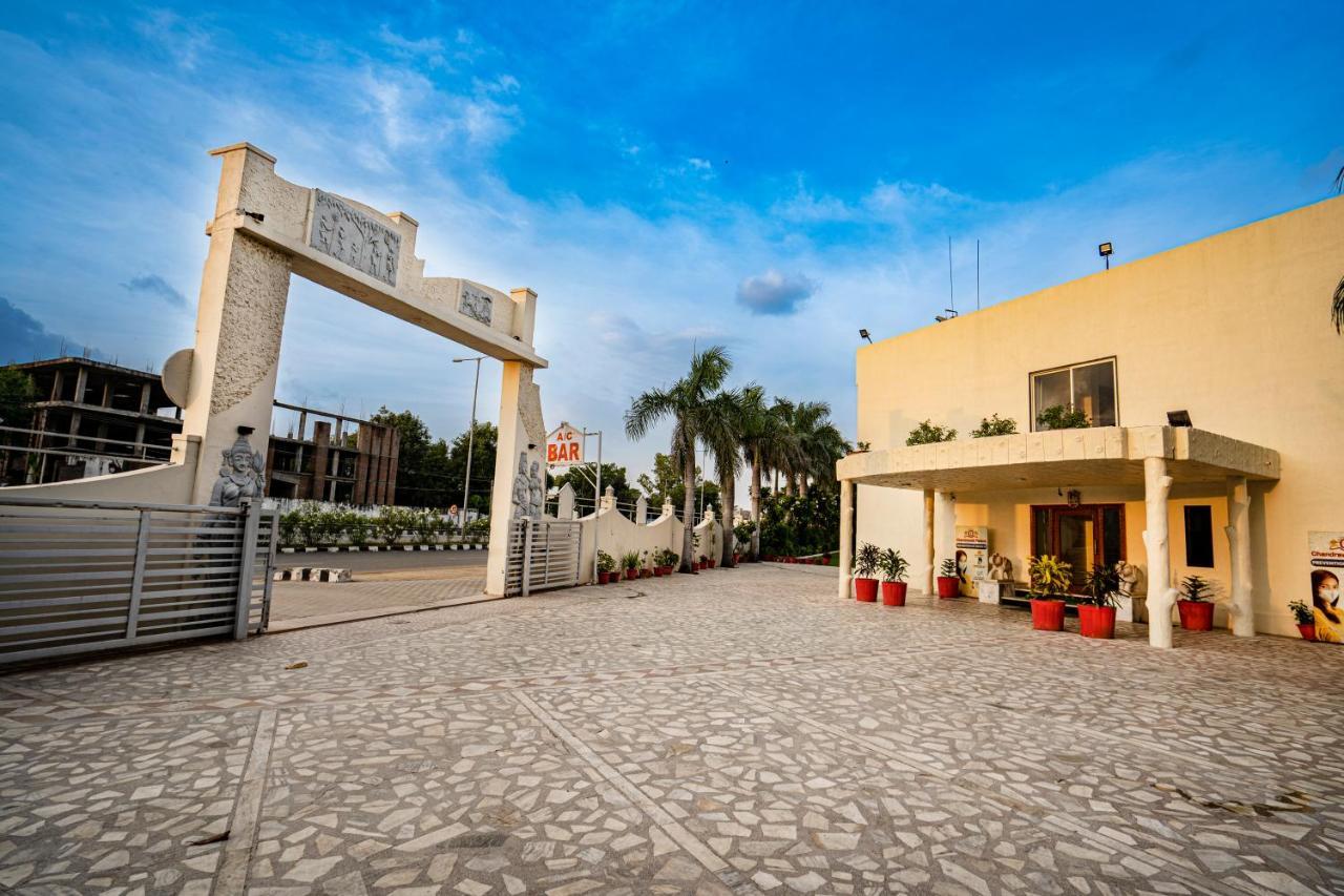 Hotel Chandrawati Palace Abu Road Exterior photo
