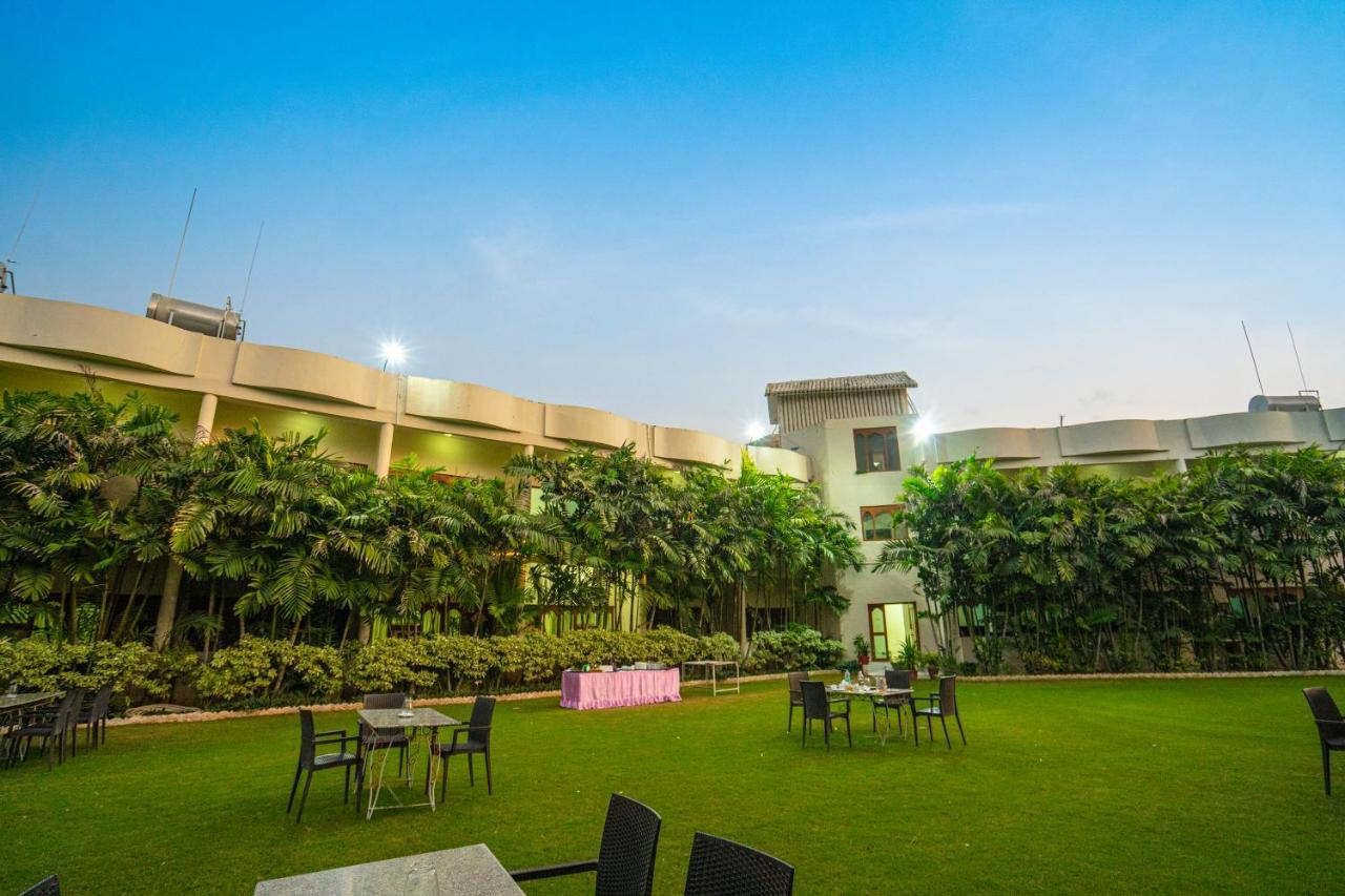 Hotel Chandrawati Palace Abu Road Exterior photo