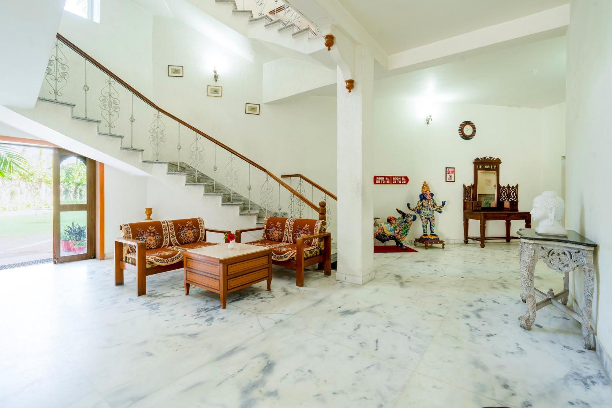 Hotel Chandrawati Palace Abu Road Exterior photo