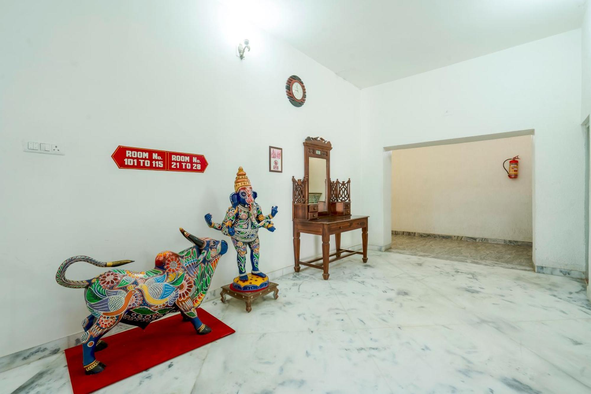 Hotel Chandrawati Palace Abu Road Exterior photo