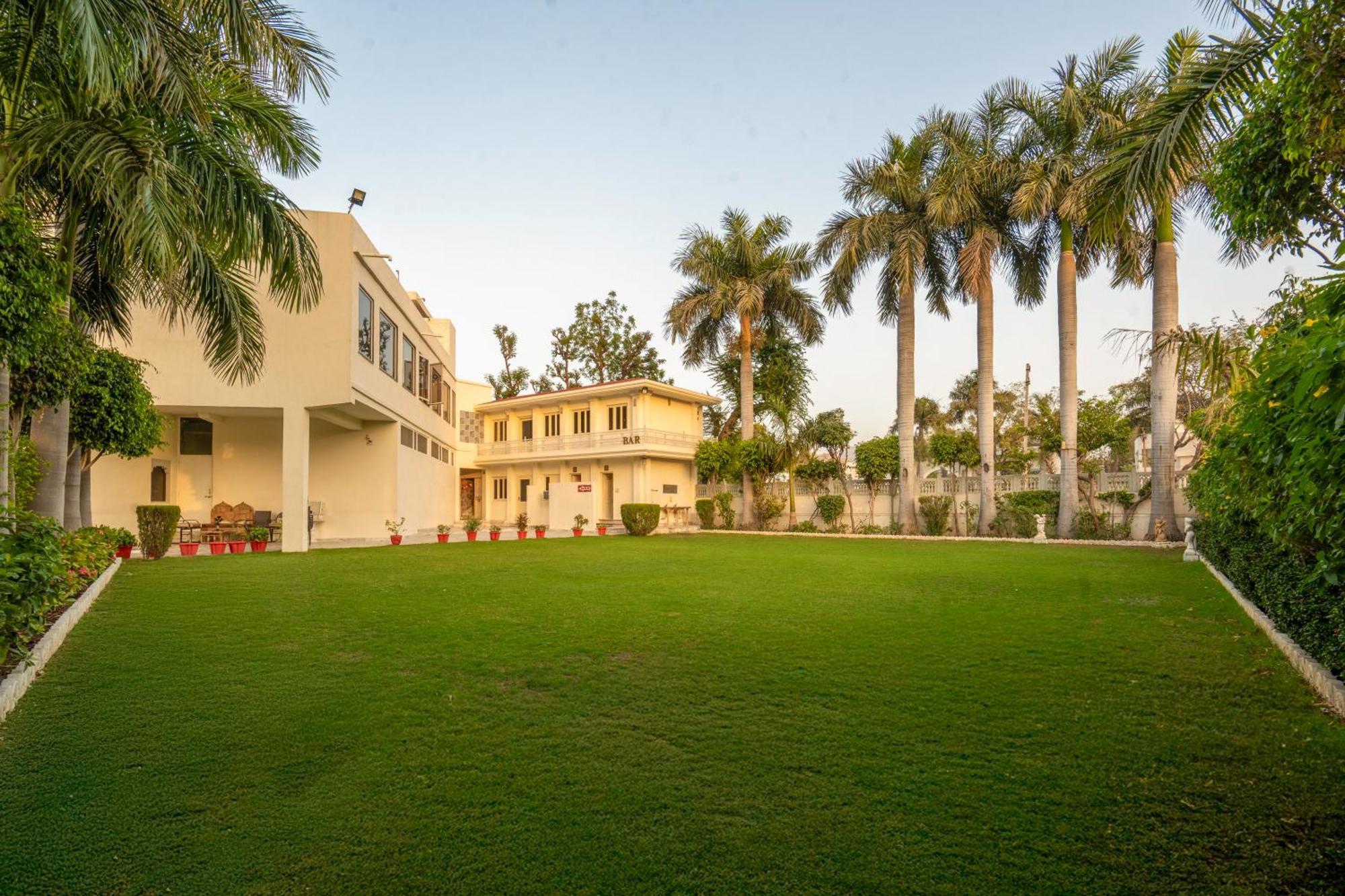 Hotel Chandrawati Palace Abu Road Exterior photo