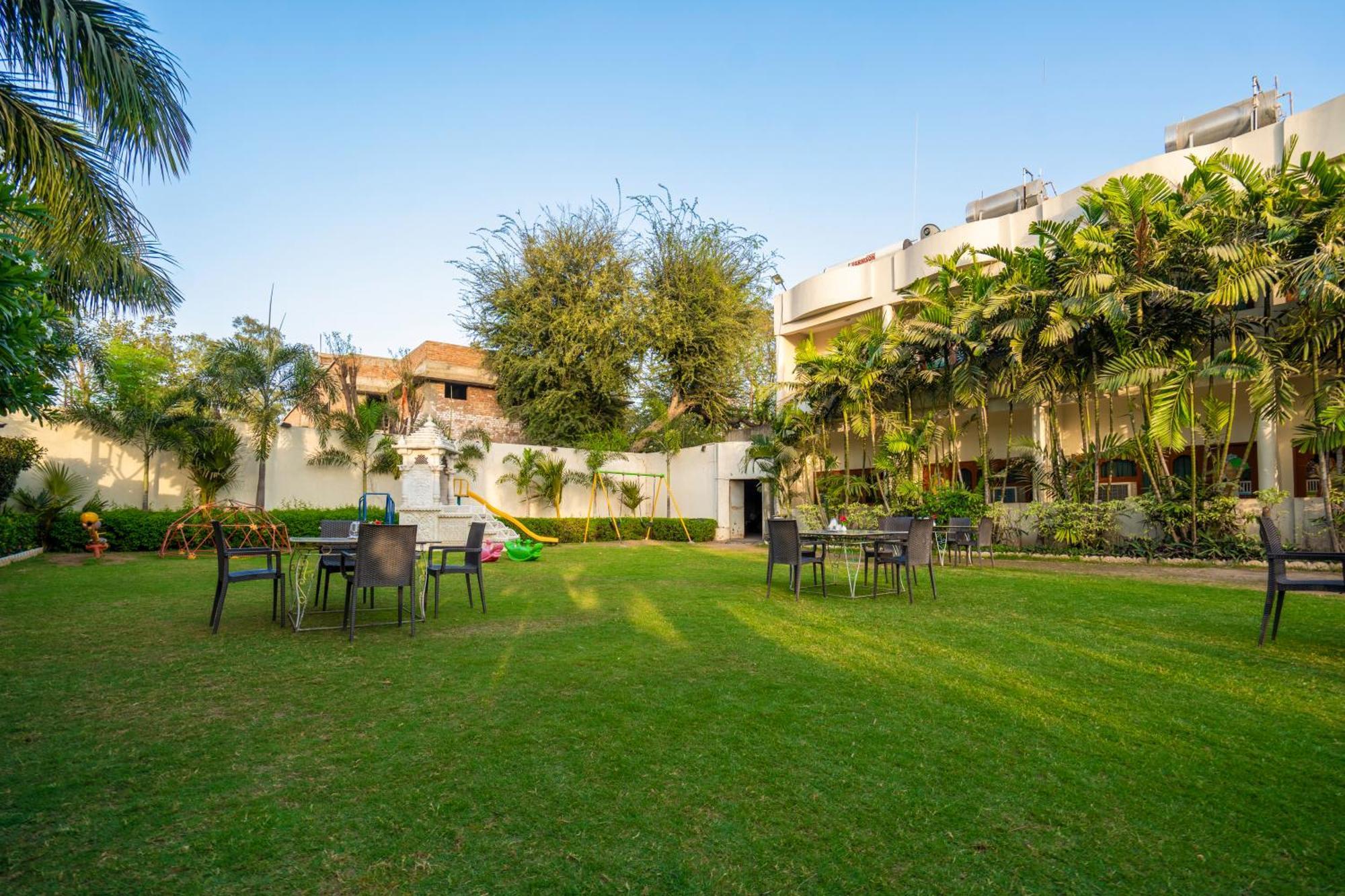 Hotel Chandrawati Palace Abu Road Exterior photo