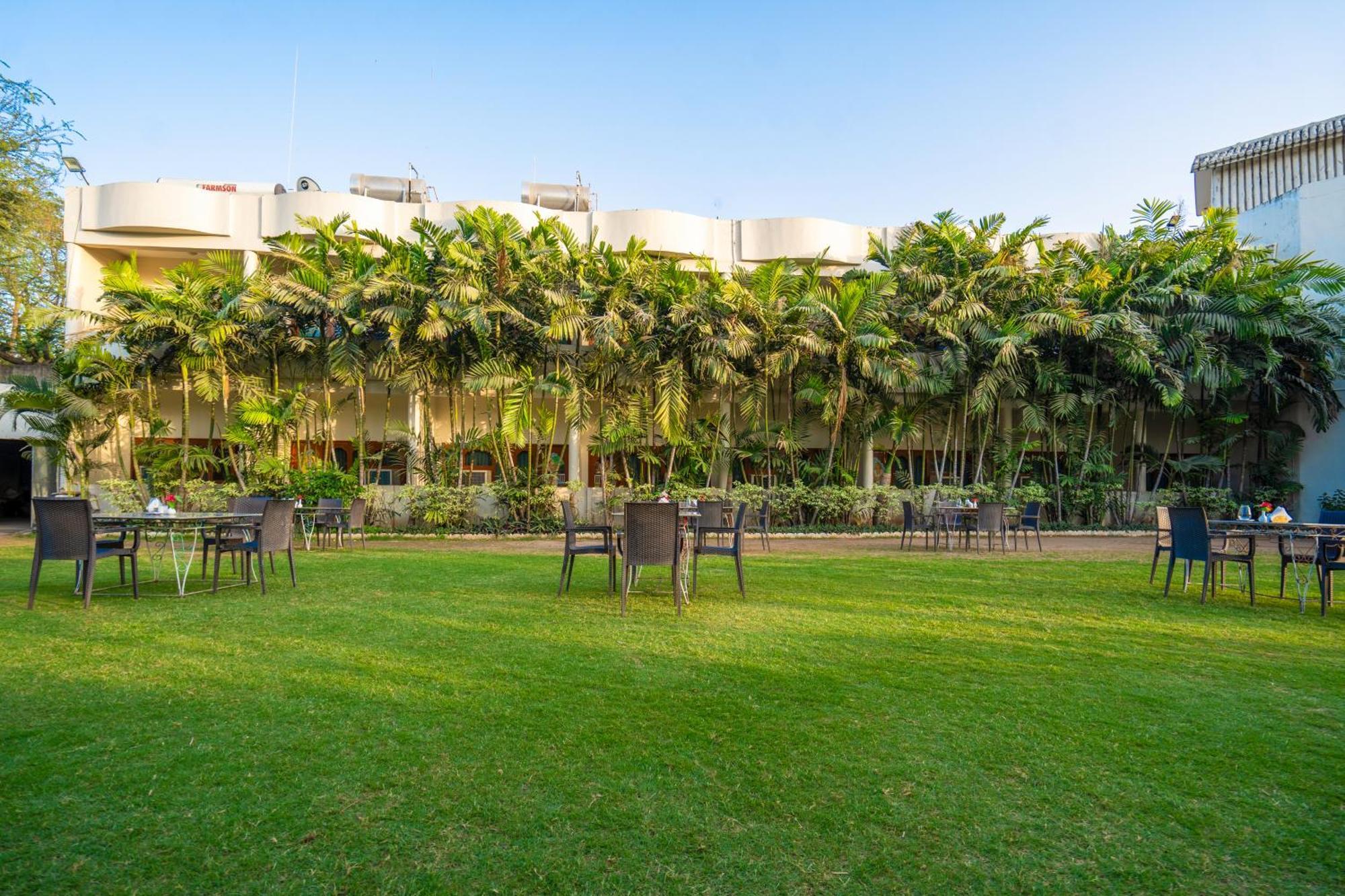 Hotel Chandrawati Palace Abu Road Exterior photo