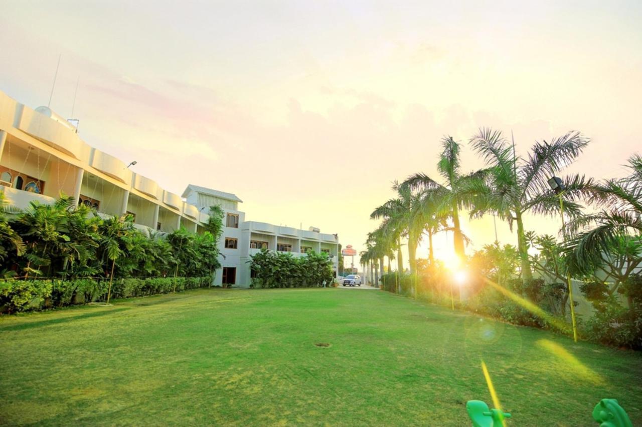 Hotel Chandrawati Palace Abu Road Exterior photo